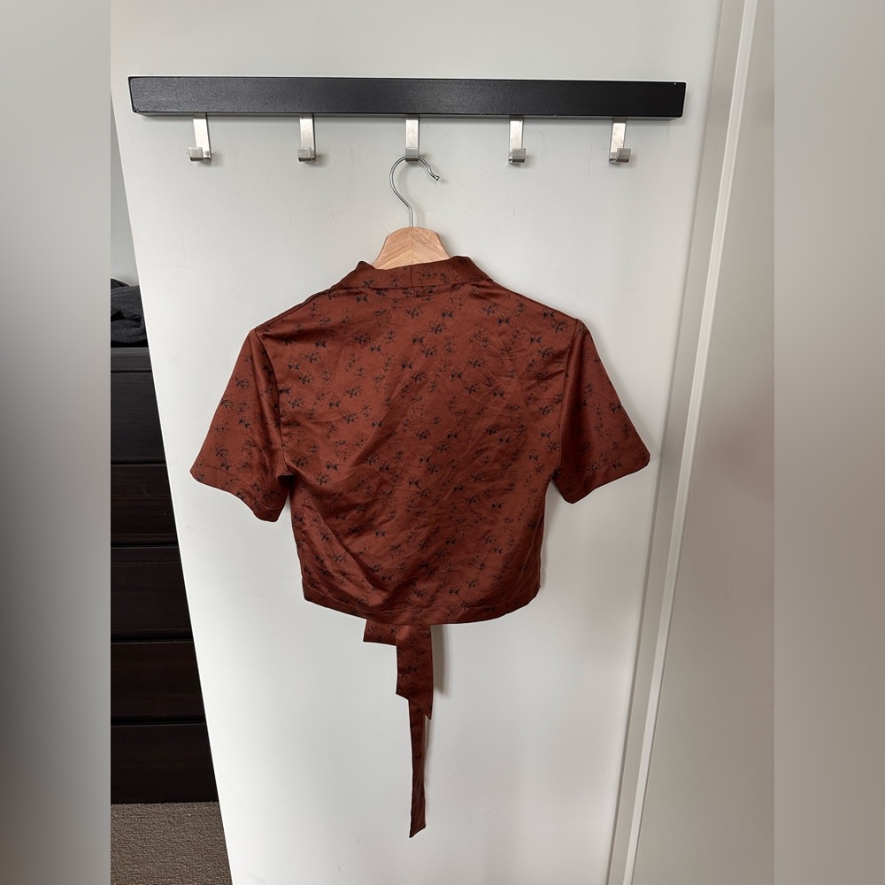 Oak and Fort Cropped Floral Blouse with Tie - Picture 2 of 2